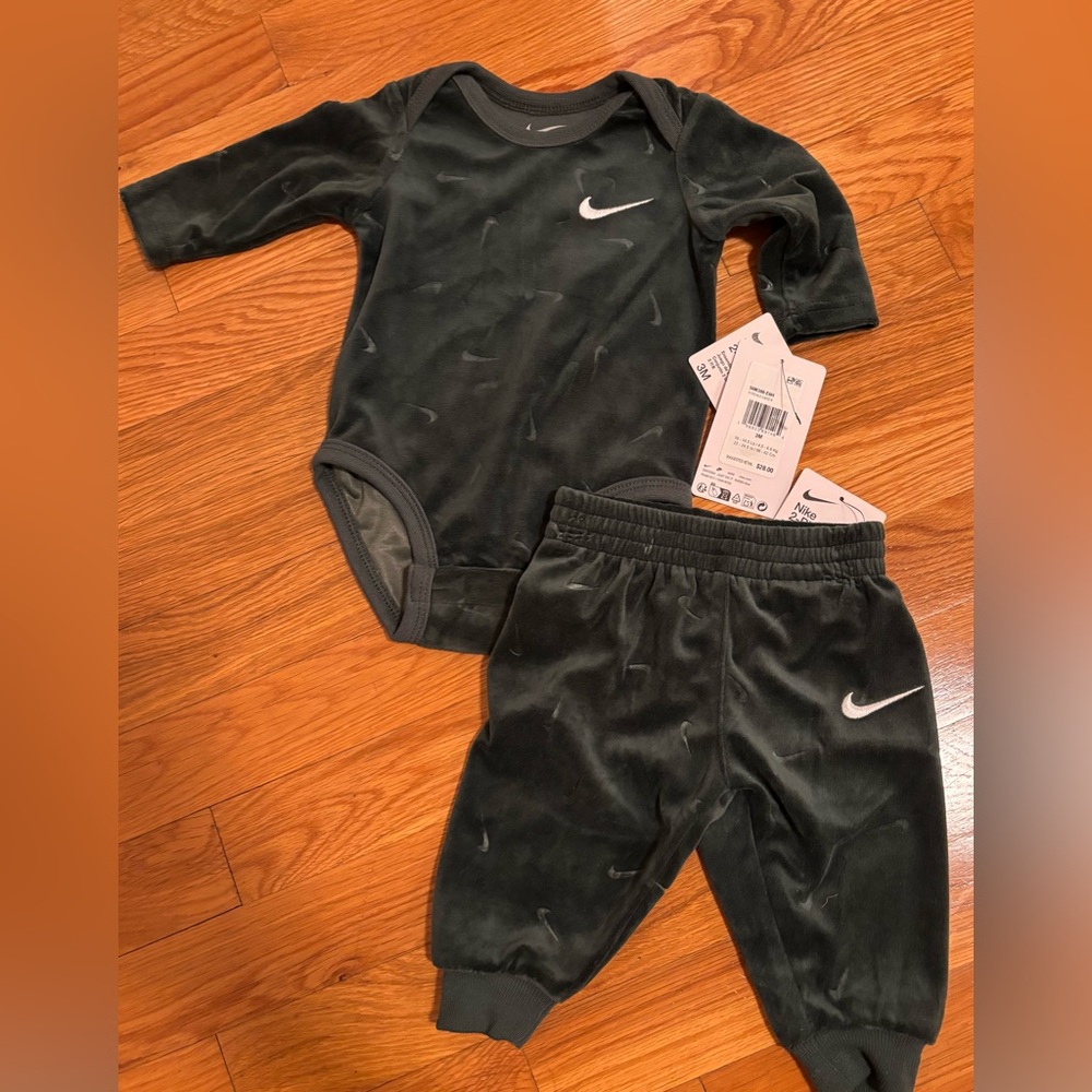 Nike Infant Tracksuit in Dark Green